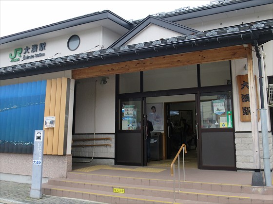 炻