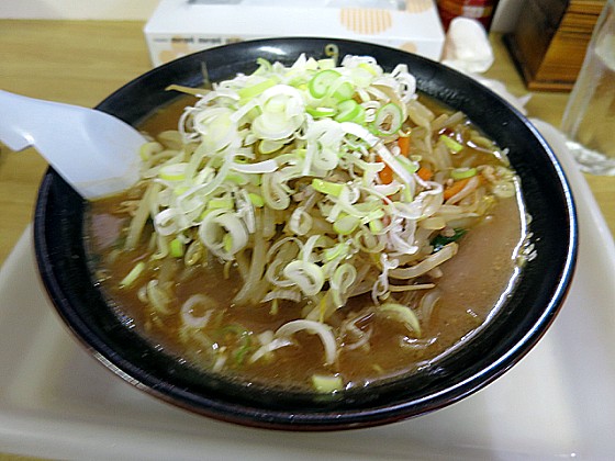 炻